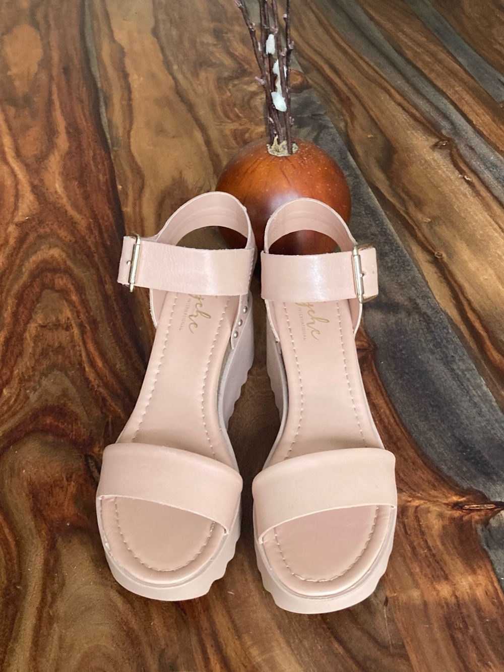 Tyche platform sandals in 💯 leather…made in Brazil. - Picture 2 of 6